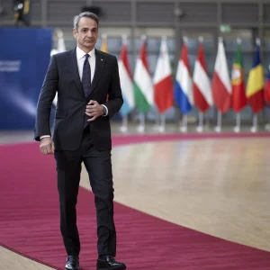 Στοχευμένα μέτρα ύψους 2 δισ. από την κυβέρνηση για τις αυξήσεις σε καύσιμα και ρεύμα - Αναμονή για το πράσινο φως από την ΕΕ