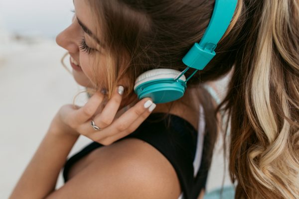 Ακοή: Πόσο την επηρεάζουν τα ακουστικά – Ο γιατρός εξηγεί τον ρόλο του ακοογράμματος