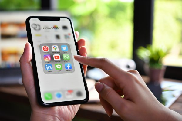 Απόφαση-σταθμός: Instagram και YouTube θα καταβάλουν αποζημίωση 3 εκατ. δολάρια σε 20χρονη για εθισμό