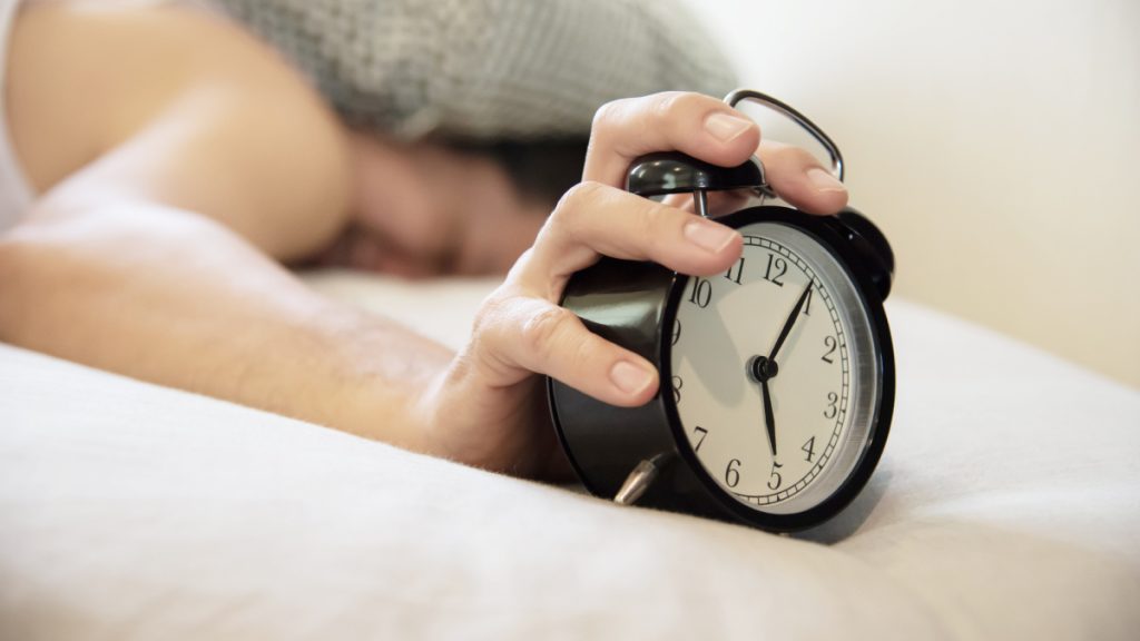 Ξύπνημα στις 5 το πρωί: Αυξάνει πραγματικά την παραγωγικότητα ή είναι ένας μύθος;