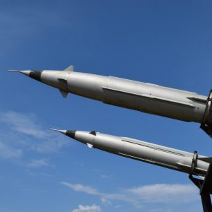 Ιρανικοί πύραυλοι «εκτοξεύτηκαν προς βρετανικές βάσεις στην Κύπρο», λέει το Λονδίνο