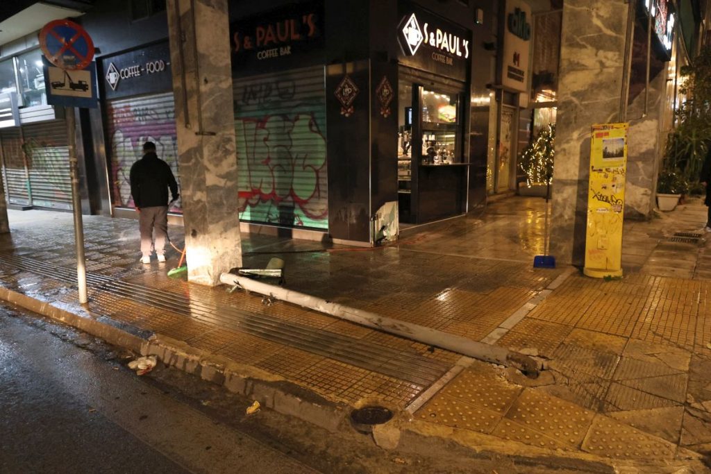 Αυτοκίνητο έπεσε σε καφετέρια στη Σόλωνος, ένας τραυματίας