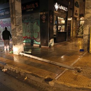 Αυτοκίνητο έπεσε σε καφετέρια στη Σόλωνος, ένας τραυματίας