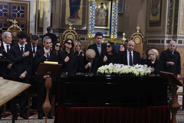 Μαρινέλλα: Το τελευταίο χειροκρότημα στη μεγάλη τραγουδίστρια - Δάκρυα στο λαϊκό προσκύνημα
