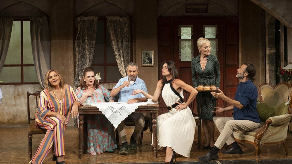 Βιτριολικές ερωτήσεις στα καμαρίνια του θεάτρου Αλίκη  - Η Κωνσταντίνα Μιχαήλ σερβίρει backstage «Μπαμπάδες με ρούμι» και αποκαλύψεις