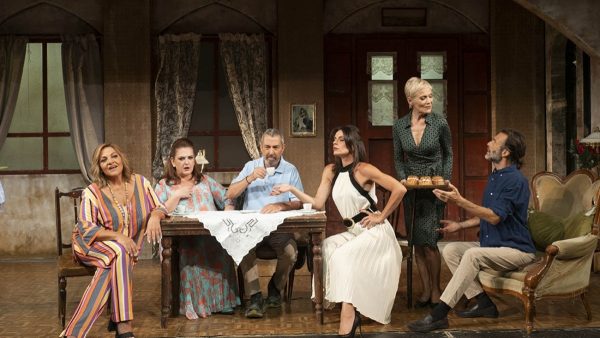 Βιτριολικές ερωτήσεις στα καμαρίνια του θεάτρου Αλίκη  - Η Κωνσταντίνα Μιχαήλ σερβίρει backstage «Μπαμπάδες με ρούμι» και αποκαλύψεις