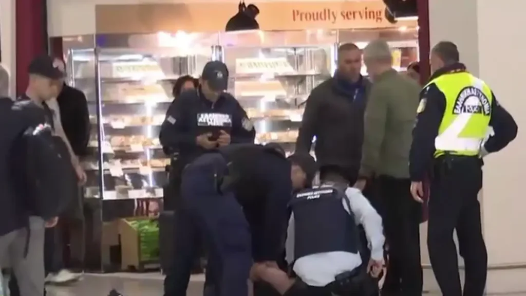 «Ελευθέριος Βενιζέλος»: Καρέ καρέ η σύλληψη άνδρα που κρατούσε σημαία του Ισραήλ στο αεροδρόμιο