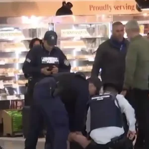 «Ελευθέριος Βενιζέλος»: Καρέ καρέ η σύλληψη άνδρα που κρατούσε σημαία του Ισραήλ στο αεροδρόμιο