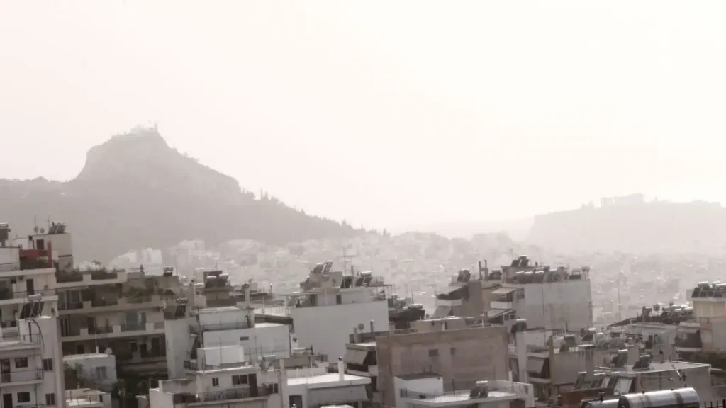 Αφρικανική σκόνη από τη Λιβύη και την Αίγυπτο φτάνει στην Ελλάδα και φέρνει λασποβροχές – Ποιες περιοχές θα χτυπήσει το φαινόμενο