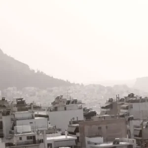 Αφρικανική σκόνη από τη Λιβύη και την Αίγυπτο φτάνει στην Ελλάδα και φέρνει λασποβροχές – Ποιες περιοχές θα χτυπήσει το φαινόμενο