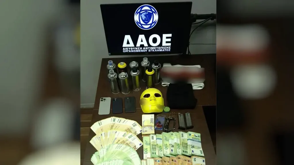 Άγιος Δημήτριος: Πέντε συλλήψεις για οπαδικό επεισόδιο – Κατασχέθηκαν φυσίγγια, ρούχα και περισσότερα από 300.000 ευρώ