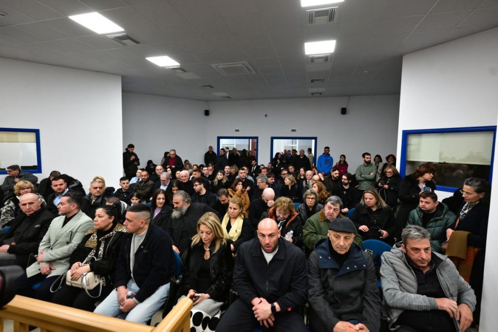 Διεκόπη η δίκη των Τεμπών για να αποφασίσουν τι θα γίνει με την αίθουσα – Διαμαρτυρίες συγγενών και συνηγόρων για τη χωρητικότητα