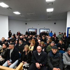 Διεκόπη η δίκη των Τεμπών για να αποφασίσουν τι θα γίνει με την αίθουσα – Διαμαρτυρίες συγγενών και συνηγόρων για τη χωρητικότητα