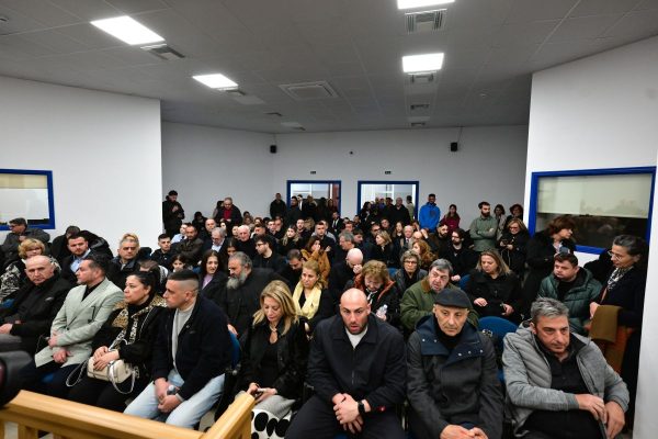 Διεκόπη η δίκη των Τεμπών για να αποφασίσουν τι θα γίνει με την αίθουσα – Διαμαρτυρίες συγγενών και συνηγόρων για τη χωρητικότητα