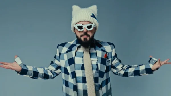 Πανδαιμόνιο με το βιντεοκλίπ του Ακύλα για το Ferto, «σε ευχαριστούμε που δεν ξέχασες ποια χώρα εκπροσωπείς» του γράφουν