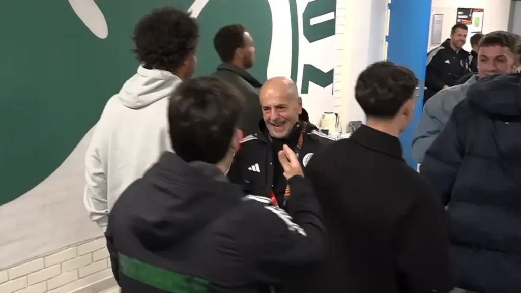 Παναθηναϊκός: Η αγκαλιά του Γιάννη Αλαφούζου στον Βισέντε Ταμπόρδα για το γκολ νίκης κόντρα στην Μπέτις