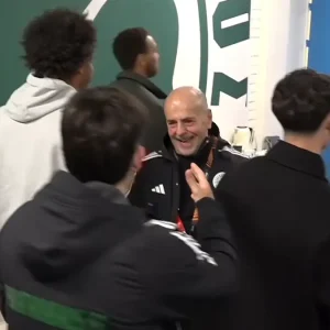 Παναθηναϊκός: Η αγκαλιά του Γιάννη Αλαφούζου στον Βισέντε Ταμπόρδα για το γκολ νίκης κόντρα στην Μπέτις