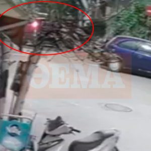 Η στιγμή που μεθυσμένη οδηγός στους Αμπελόκηπους παίρνει σβάρνα 14 σταθμευμένα ΙΧ - Δείτε βίντεο