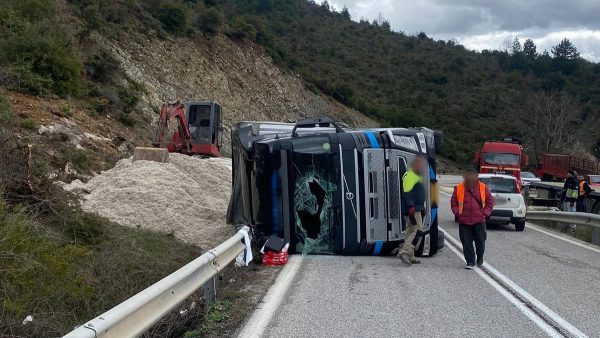 Ανατροπή νταλίκας στην εθνική οδό Καλαμπάκας - Ιωαννίνων (ΦΩΤΟ)