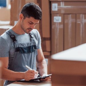 Ζητείται αποθηκάριος από το Πολυκατάστημα "POLITIKOS"