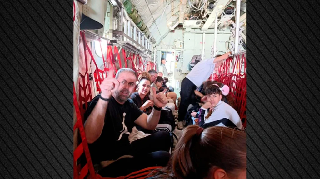 Έφτασε στην Ελευσίνα το C-130 με 91 Ελληνες που είχαν εγκλωβιστεί στο Αμπου Ντάμπι, ανάμεσά τους συγγενείς των αθλητών της ομάδας του Άρη, δείτε φωτογραφίες μέσα από το αεροσκάφος