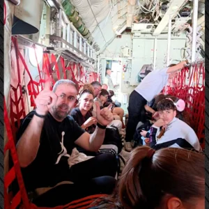 Έφτασε στην Ελευσίνα το C-130 με 91 Ελληνες που είχαν εγκλωβιστεί στο Αμπου Ντάμπι, ανάμεσά τους συγγενείς των αθλητών της ομάδας του Άρη, δείτε φωτογραφίες μέσα από το αεροσκάφος