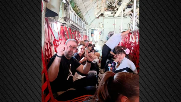 Έφτασε στην Ελευσίνα το C-130 με 91 Ελληνες που είχαν εγκλωβιστεί στο Αμπου Ντάμπι, ανάμεσά τους συγγενείς των αθλητών της ομάδας του Άρη, δείτε φωτογραφίες μέσα από το αεροσκάφος