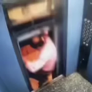 Βίντεο-σοκ: Άνδρας παραλίγο να σκοτωθεί βγαίνοντας από ασανσέρ - «Εκτοξεύθηκε» ο θάλαμος προς τα πάνω