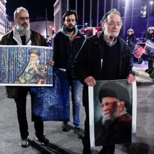 Ο Παναγιώτης Λαφαζάνης στη διαδήλωση για το Ιράν στο κέντρο της Αθήνας με φωτογραφία του Αγιατολάχ Χαμενεΐ