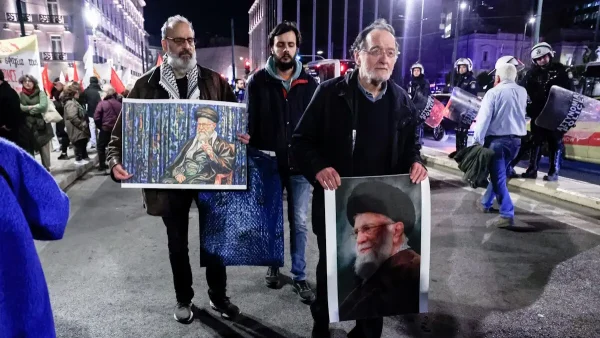 Ο Παναγιώτης Λαφαζάνης στη διαδήλωση για το Ιράν στο κέντρο της Αθήνας με φωτογραφία του Αγιατολάχ Χαμενεΐ