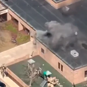 Ένοπλος εισέβαλε με αυτοκίνητο σε συναγωγή στο Μίσιγκαν και άρχισε να πυροβολεί, δείτε βίντεο