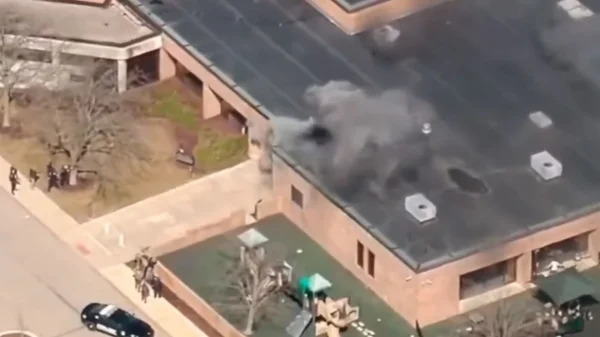 Ένοπλος εισέβαλε με αυτοκίνητο σε συναγωγή στο Μίσιγκαν και άρχισε να πυροβολεί, δείτε βίντεο