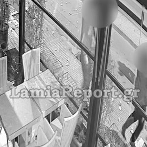 Λαμία: Νεαρός διασκέδαζε σπάζοντας και ξεριζώνοντας δεντράκια στο κέντρο της πόλης (ΒΙΝΤΕΟ)