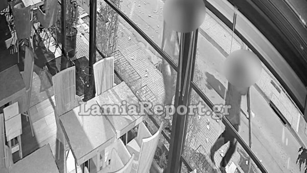 Λαμία: Νεαρός διασκέδαζε σπάζοντας και ξεριζώνοντας δεντράκια στο κέντρο της πόλης (ΒΙΝΤΕΟ)