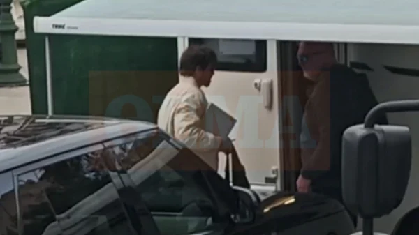 Παρασκήνια από την επίσκεψη Μπραντ Πιτ στο δημαρχείο: «Θέλω κι εμένα να με περιμένετε κάθε πρωί στην πόρτα» είπε ο Δούκας στις υπαλλήλους