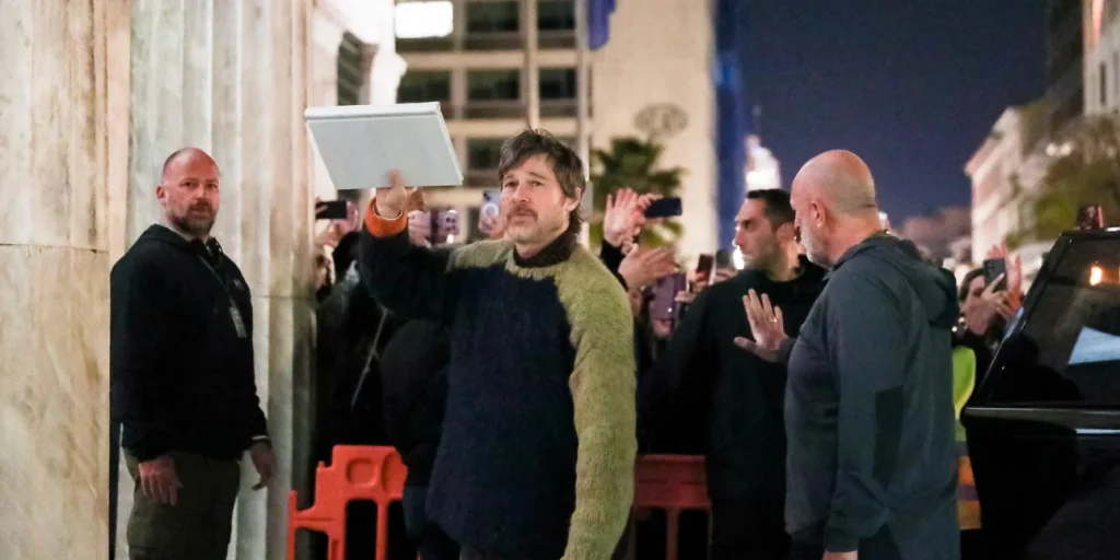 Ο Έλληνας ηθοποιός που κάνει γυρίσματα με τον Μπραντ Πιτ στην Αθήνα για την ταινία «The Riders»