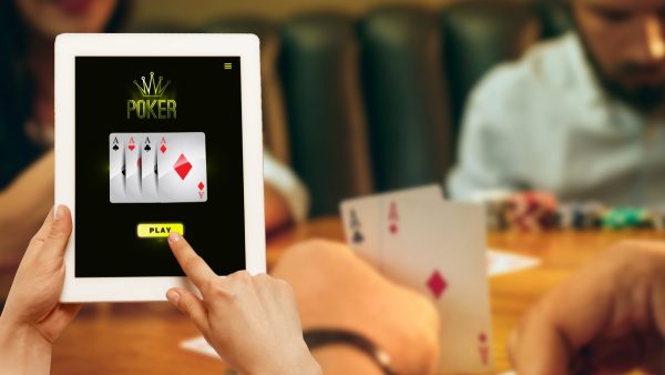 Γιατί η ψυχαγωγία μπροστά στην οθόνη κερδίζει έδαφος στις σύγχρονες ελληνικές οικογένειες