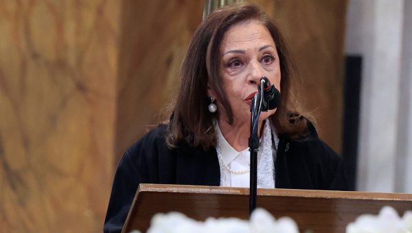 «Όλος ο Ελληνισμός μιλάει για εσένα»: Βουρκωμένη η Χαρούλα Αλεξίου στον επικήδειο για τη Μαρινέλλα