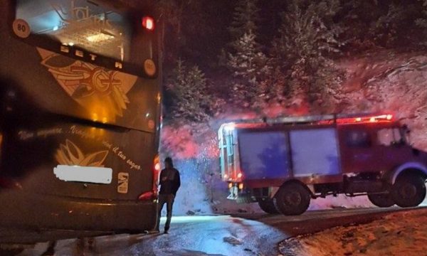 Αίσιο τέλος στην περιπέτεια μαθητών από την Ευρυτανία - Ακινητοποιήθηκε από το χιόνι το λεωφορείο τους (ΒΙΝΤΕΟ)