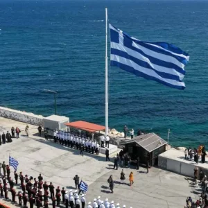 25η Μαρτίου: Σκίστηκε από τον αέρα η γιγαντιαία ελληνική σημασία που υψώθηκε στο λιμάνι της Χίου