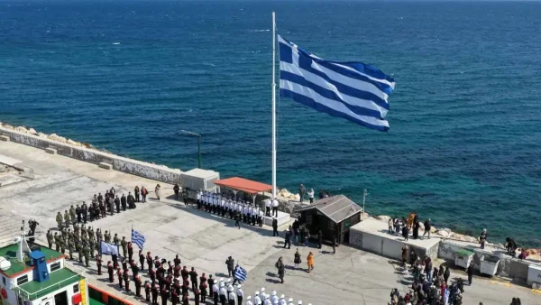 25η Μαρτίου: Σκίστηκε από τον αέρα η γιγαντιαία ελληνική σημασία που υψώθηκε στο λιμάνι της Χίου