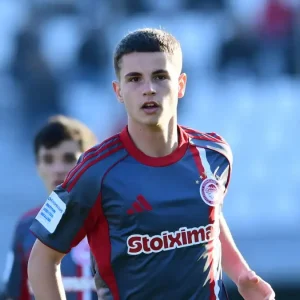 Ολυμπιακός: Ο Μουζακίτης στο στόχαστρο της Παρί Σεν Ζερμέν