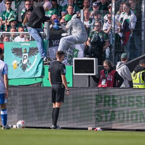 Τρομερές σκηνές: Οπαδοί «μπούκαραν» στο γήπεδο για να αποσυνδέσουν το VAR και να μην δοθεί το πέναλτι!