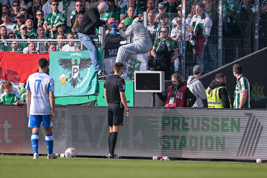 Τρομερές σκηνές: Οπαδοί «μπούκαραν» στο γήπεδο για να αποσυνδέσουν το VAR και να μην δοθεί το πέναλτι!