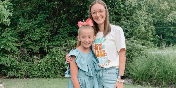 Συγκινητική ιστορία: Δασκάλα υιοθέτησε τη μαθήτριά της -Θυμίζει την ταινία «Ματίλντα»