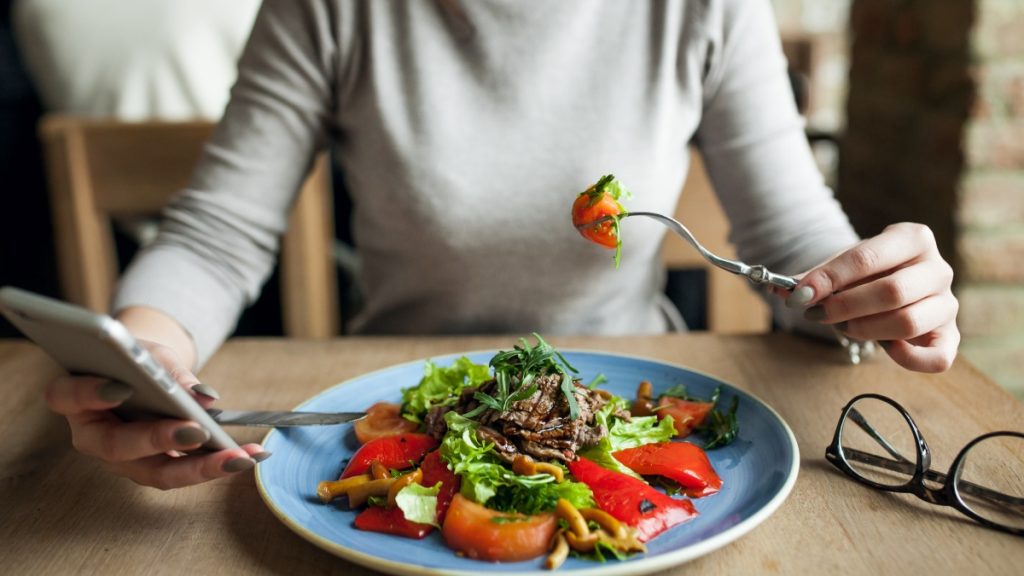 Γιατί είναι σημαντικό να σταματήσεις να τρως 3 ώρες πριν τον ύπνο