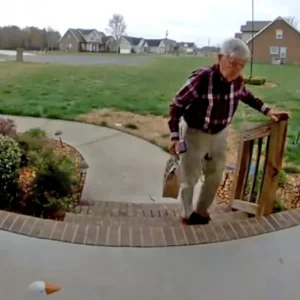 Χάρη σε ένα βίντεο μάζεψαν 500.000 δολάρια για 78χρονο συνταξιούχο που δούλευε ντελίβερι ώστε να τα βγάζει πέρα!