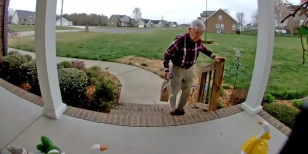 Χάρη σε ένα βίντεο μάζεψαν 500.000 δολάρια για 78χρονο συνταξιούχο που δούλευε ντελίβερι ώστε να τα βγάζει πέρα!