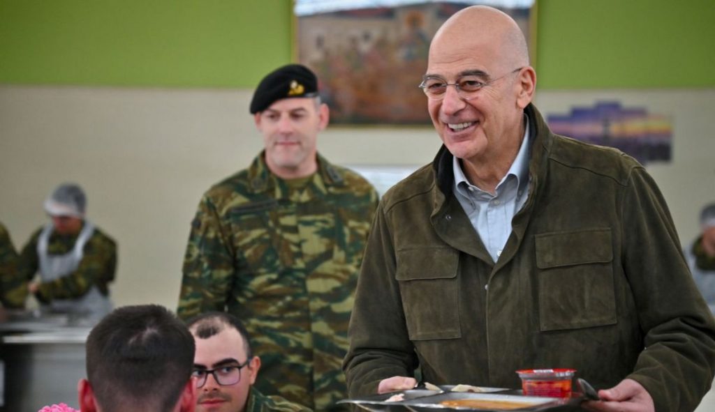 Γευμάτισε με φαντάρους στη Θήβα ο Νίκος Δένδιας