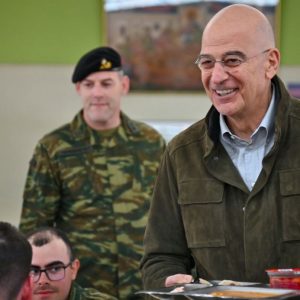 Γευμάτισε με φαντάρους στη Θήβα ο Νίκος Δένδιας